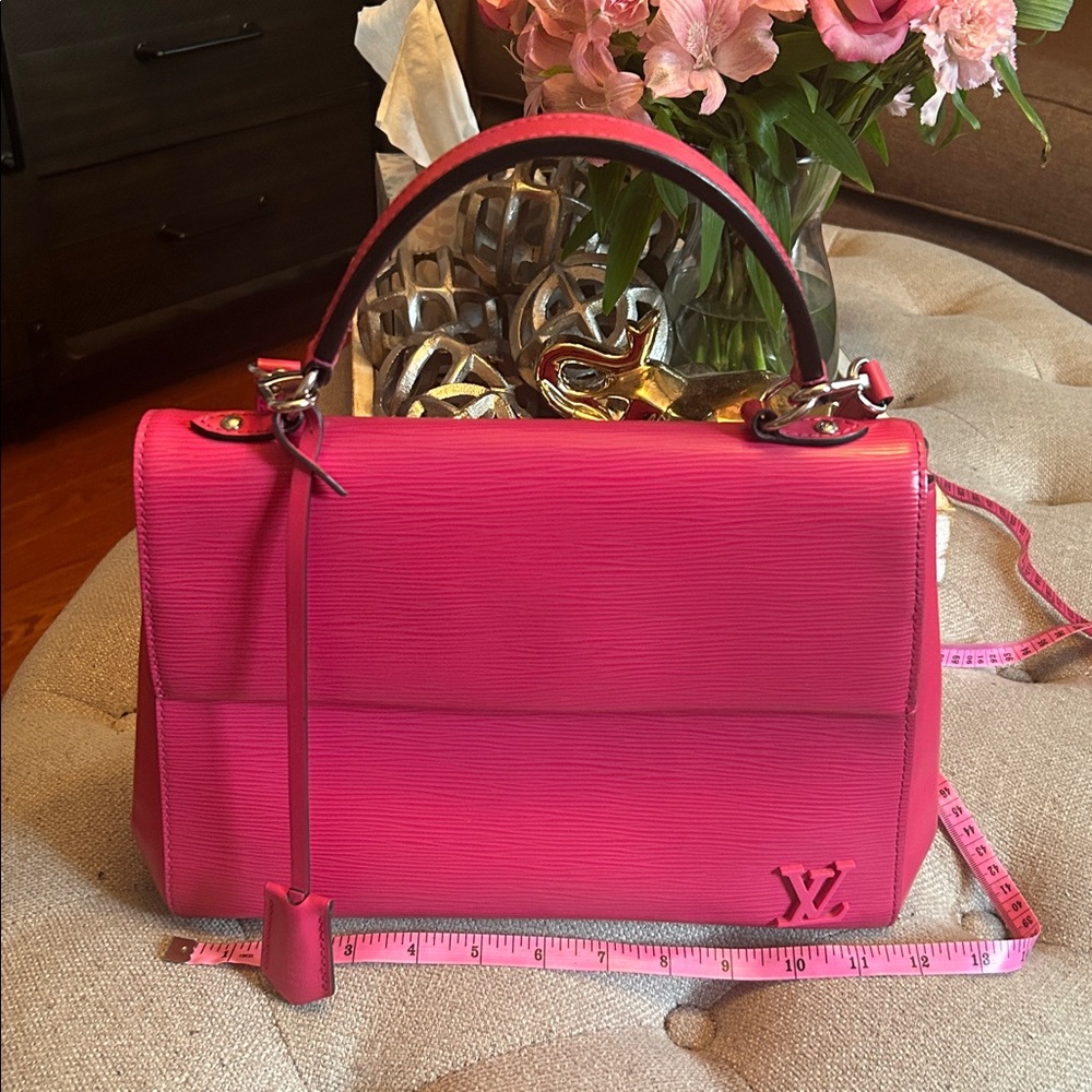 Louis Vuitton Epi Cluny MM Handbag - Picture 16 of 17